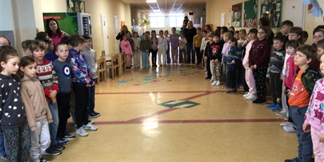 Powiększ grafikę: apel-porzadkowy-klas-i-iii-bezpieczne-ferie-670209.jpg