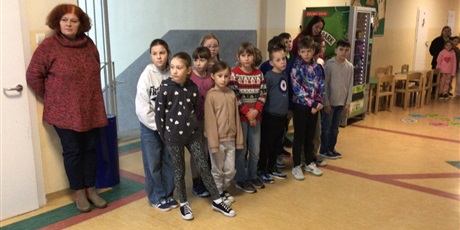 Powiększ grafikę: apel-porzadkowy-klas-i-iii-bezpieczne-ferie-670210.jpg