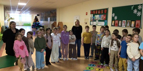 Powiększ grafikę: apel-porzadkowy-klas-i-iii-bezpieczne-ferie-670211.jpg