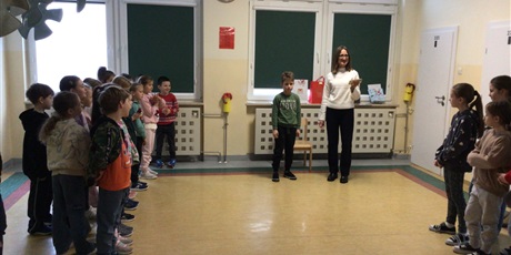 Powiększ grafikę: apel-porzadkowy-klas-i-iii-bezpieczne-ferie-670214.jpg