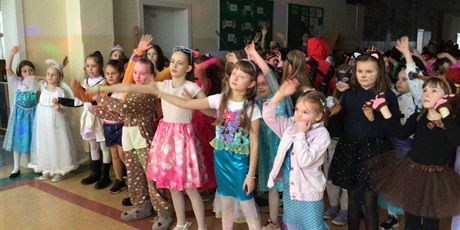 Powiększ grafikę: bal-karnawalowy-673499.jpg