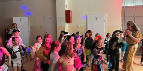 Powiększ grafikę: bal-karnawalowy-673505.jpg