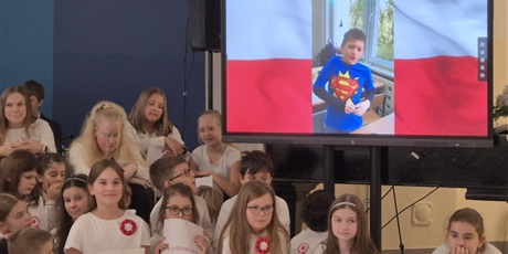 Powiększ grafikę: uroczysta-akademia-z-okazji-swieta-niepodleglosci-653424.jpg