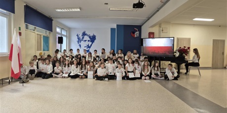 Powiększ grafikę: uroczysta-akademia-z-okazji-swieta-niepodleglosci-653428.jpg