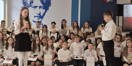 Powiększ grafikę: uroczysta-akademia-z-okazji-swieta-niepodleglosci-653429.jpg