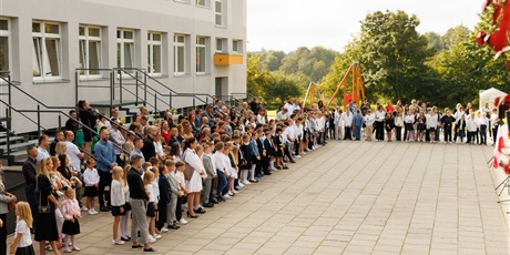 Powiększ grafikę: uroczyste-rozpoczecie-roku-szkolnego-2025-2026-636877.jpg