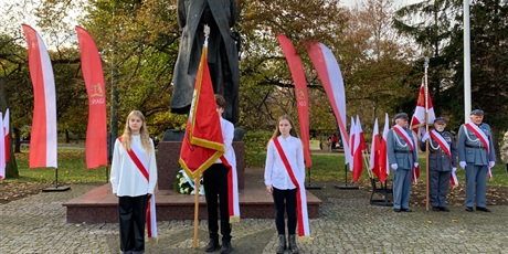 Wyjście ze sztandarem pod pomnik Józefa Piłsudskiego